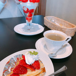Kafe Sakura - いちごパフェとあまおうタルト、コーヒー