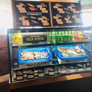 当店おすすめメニューの『シーフード＆サラダバーセット』