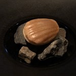 iCas storia - 常連さん特典。福井のイシコ(鯖のぬか漬け)・里芋・ゴルゴンゾーラを合わせて、モナカの皮で包んでありました。貝みたいですよね♡