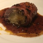 iCas storia - 米ぬかを食べて育ったヒウチ肉。トルコオイルと卵黄のコクありソースが合います。