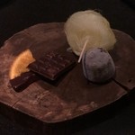 iCas storia - 常連さん特典。ピスタチオ入りチョコ、ナポリアイスクリーム、綿菓子のアミューズ。