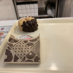 Mister Donut - 2019/03 期間限定の桜の花ドーナツ あずき ¥140（税抜¥130）と定番のエンゼルフレンチ ¥140（税抜¥130）をチョイスしテイクアウト