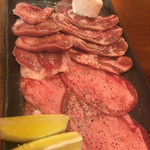 南九州産黒毛和牛 焼肉ホルモン 島津 - タン盛り合わせ