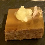 シェヌー - 「フォアグラとエゾ鹿のテリーヌ」にりんごのソースがかかっています！