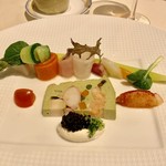 シェヌー - 私が選んだ前菜の「オマール海老と帆立貝、スモークサーモン、海の幸のテリーヌ仕立て、ピスターシュ風味」！