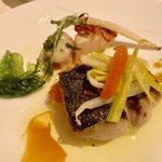 シェヌー - 私の魚料理は、「さわらのソテー・ガーリックバターソース」て、皮のパリパリ感がめちゃくちゃ美味しいっ！！