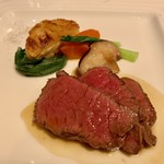 シェヌー - お肉料理は二人とも「仙台牛ランプ肉のグリエ、柚子胡椒のソース」と被ってしまいました…(^◇^;)