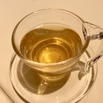 シェヌー - 食後のドリンクは、「カモミールティー」で…