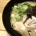 唐人町商店街 ラーメンまるとん - 基本トッピングは
            ネギ、キクラゲ、バラ肉細切れ(o^－^o)