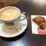 Old Cafe - 料理写真:カプチーノとペストリー