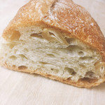 バックシュトゥーベ ツオップ - ナッツやスパイス入りカンパーニュ