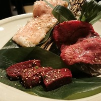 炭火焼肉 日本橋イタダキ - ホルモン３種もり