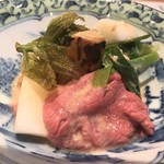 日本料理 肉菜 百福 - 向付　黒毛和牛もも肉胡麻醤油掛け　甘草にウド、蕗の薹　焼いた筍は福岡の八女産