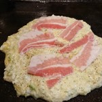 Okonomiyaki Furuhau-Su - 豚肉乗せ乗せ～