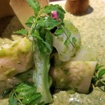 日本料理 TOBIUME - ③旬～"竹取物語"
      朝堀り筍の浅煮、茹で蕾菜、甲烏賊の木の芽和え
      筍の甘みとほろ苦さ、蕾菜の青みとチョイ苦と甘み、甲烏賊のコリコリと甘み
      複雑に絡んだ食感と味わいが印象的