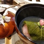 日本料理 TOBIUME - ④滋味～"サクラサク"
      煮穴子(福岡県橿原産)の蒸し桜餅、本葛(廣久本舗)餡掛け
      桜餅の中に入った煮穴子の味わいが良かったです。
      桜餅は美しい色合いでモチモチとした食感。
      本葛餡も美味しかった。