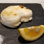 日本料理 TOBIUME - ⑤口福～"シーズンラスト"
      虎河豚白子(山口県下関南風泊港産・3.6kg)の炭火焼き、「またいち」の焼き塩(福岡県糸島産)と橙を添えて
      酢橘や柚子とは異なる橙の柔らかで爽やかな甘みも珠には良いかも。
