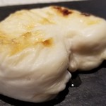 日本料理 TOBIUME - ⑤口福～"シーズンラスト"
      虎河豚白子(山口県下関南風泊港産)の炭火焼き
      虎河豚の産卵期は春～初夏、旬は冬～晩冬
      焼いた白子は皮は薄めで中はトロトロ
      旬の終わりにしてはクリーミーかつコクのある旨み