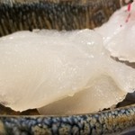 日本料理 TOBIUME - ウマヅラハギ(福岡県橿原産)
      産卵期は春～夏、旬は秋～春
      定番の肝ポン酢で。
      瀬戸内海の海釣りではメジャーな魚で、子供の頃から釣って食べてます。
      本皮剥ぎよりも身の旨みが淡白、肝もコクが薄め。