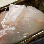 日本料理 TOBIUME - 鮃(福岡県橿原産)
      産卵期は春～初夏、旬は秋～晩冬。
      九州の鮃は産卵期ですが、この時期にしては脂のりも良く甘みもあります。
      シットリしていながら、プルッとした弾力。