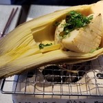 日本料理 TOBIUME - ⑧地産地消～"たけのこの里"
      朝堀り筍(福岡県合間産)の炭火焼き、新若布(福岡県門司産)
      「筍だぞ～！」というビジュアルの強さ。
      筍の根元の良い部分だけを炭火焼き。