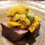 日本料理 TOBIUME - ⑨大地～"親子で紡ぐ"「筑穂牛」
      筑穂牛(福岡県飯塚産)のシャトーブリアンの炭火焼き、紫雲丹(福岡県鐘崎産)を載せて
      シャトーブリアンは脂控えで軟らかくお肉本来的の味わい
      穏やかな紫雲丹の旨みを添えて