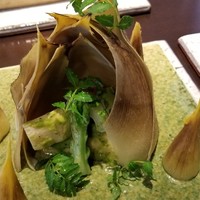 日本料理 TOBIUME - ③旬～"竹取物語"
                    朝堀り筍(福岡県合間産)の浅煮、茹で蕾菜(福岡県若松産)、甲烏賊(福岡県橿原産)の木の芽和え
                    ビジュアルはかぐや姫の誕生のよう。
                    遊び心が溢れる盛り付けですね。