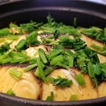 日本料理 TOBIUME - ⑩瑞穂～"春を告げる"「河内清流米」
      炭火焼き春鰆(福岡県橿原産)の炊き込みご飯
      産卵期は早春～晩春、旬は秋～晩冬
      九州は完全に産卵期で状態は良くないはずですが、春鰆の火入れ加減が絶妙で芳ばしい。