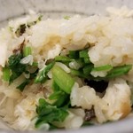 日本料理 TOBIUME - ⑩瑞穂～"春を告げる"「河内清流米」
      炭火焼き春鰆(福岡県橿原産)の炊き込みご飯
      夜も外食が続くので、ボリュームを控え目にするつもりが、お代わりをしてしまいました。
      どうにも止まらなかった！(笑)
