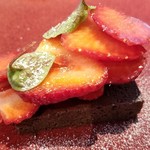 日本料理 TOBIUME - ⑪異文化～"フリュイルージュ"
      ティラミスにあまおう(福岡県若松産)を載せて
      ティラミスなのでマスカルポーネは？
      白い粉末かしら？
      あまおうは1手間加えてますね。
      やはり、デザートまで美味しい♪