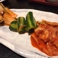 焼肉専科 肉の切り方 日本橋本店 - キムチの盛り合わせ 890円