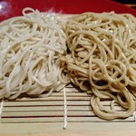 比内やこうめ - 右の黄色っぽいのが韃靼蕎麦