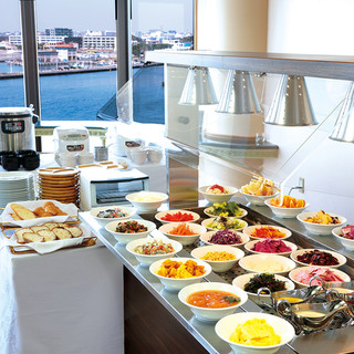 当店おすすめメニューの『シーフード＆サラダバーセット』