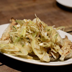 餃子とスパークリング バブルス - サラダ餃子