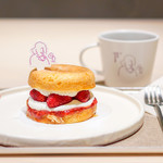koe donuts - ドーナツメルト　ストロベリー、コーヒー