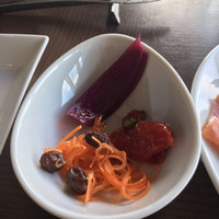 テーブル36 - キャロットラペ、レッドオニオンとパプリカのマリネ