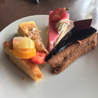 テーブル36 - フルーツタルト、チーズケーキ、ストロベリームース、チョコレートムース