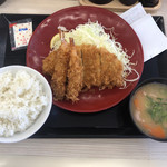 かつや - 海老・ロースカツ定食
      汁はとん汁です