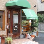 ボンジュルネ！ - 自宅兼お店の建物。小さな店です。