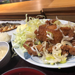 Taishuuryouri Fukurou - 油淋鶏風は、から揚げに甘酸っぱいタレとネギ。ちゃんとキャベツが付くとこが心にくい