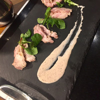焼肉 にくなべ屋 神戸びいどろ 北野坂店 - 鶏モモ肉 桜ソース