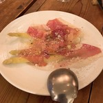 オステリア イマムラ - ホワイトアスパラのビスマルク風生ハム