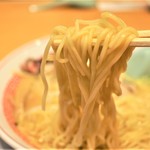 ざぼんラーメン - スストレートな細麺だが博多ほど細くもない