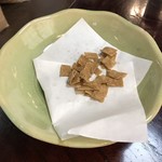 ふじや - 先ずは蕎麦せんべいが出される
