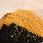 札幌 Fuji屋 - 麺のアップ。少し縮れがかった太麺。コシがあり食べ応え抜群！