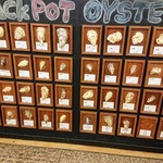 Oyster Bar ジャックポット - 牡蠣の殻がいっぱい（オイスターバージャックポット 品川）