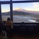 道の駅 富士川楽座 - まるで切り取って、額縁に入れたみたいな富士山。
いやはや、お見事…