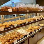 MAISON KAYSER - 朝一なので、パンがズラリと並んでいます！！