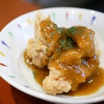 えびす呑み場 やました - この日のクレイジーアワーのおまかせおつまみは
            鶏の竜田揚げにカレー掛け(1名分)