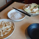 牛屋 江戸八 - 野菜と白滝、うどん